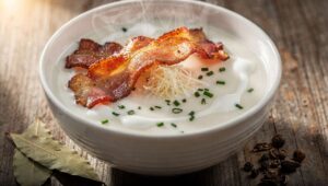 Zupa chrzanowa na wędzonym boczku: alternatywa dla żurku, która co roku zaskakuje gości